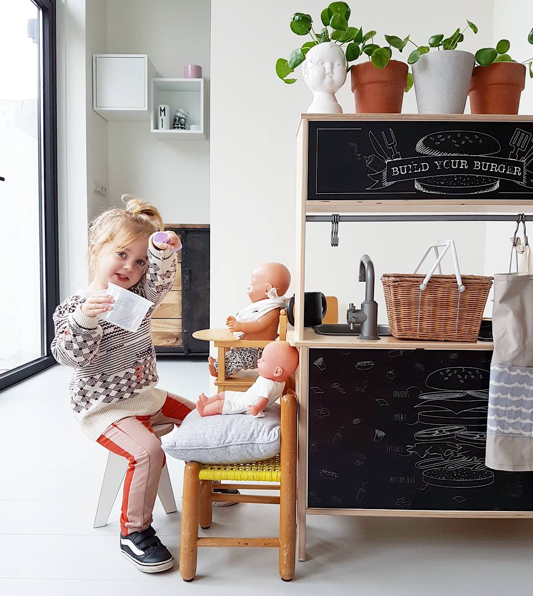 Met deze vrolijke sticker set verandert jouw kinderkeuken in een kleurrijke burgerbar vol fantasierijk speelplezier.