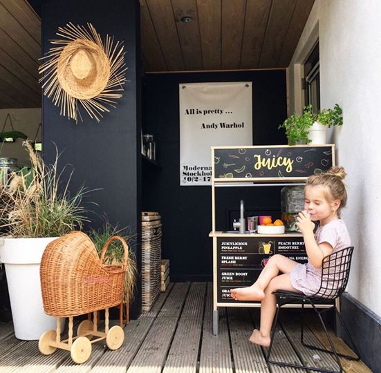 Een frisse make-over voor elke speelhoek met deze vrolijke kinderkeuken stickers vol fruit, plezier en kleur.