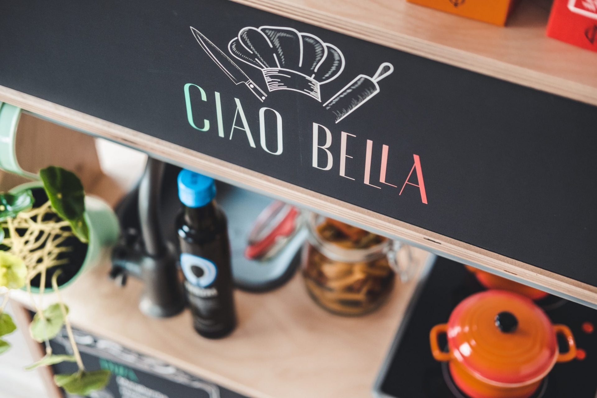 Breng de smaken van Italië naar de speelkamer met deze unieke kinderkeuken stickers vol sfeer en speelplezier.

