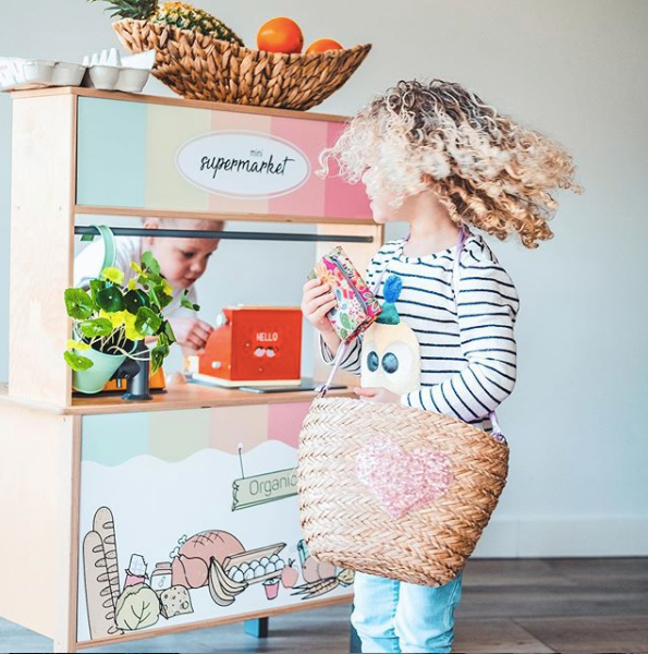Laat je kleintje de winkelervaring na bootsen en urenlang genieten van creatief rollenspel.
Perfect om de IKEA Duktig kinderkeuken mee te pimpen en de speelhoek tot leven te brengen!