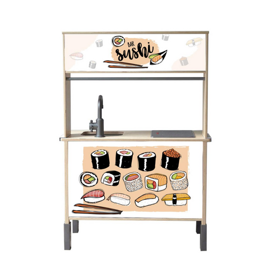 Tover je IKEA Duktig om tot een stijlvolle sushi bar. Laat kinderen zelf nigiri en zalmrollen maken in hun eigen mini-keuken.