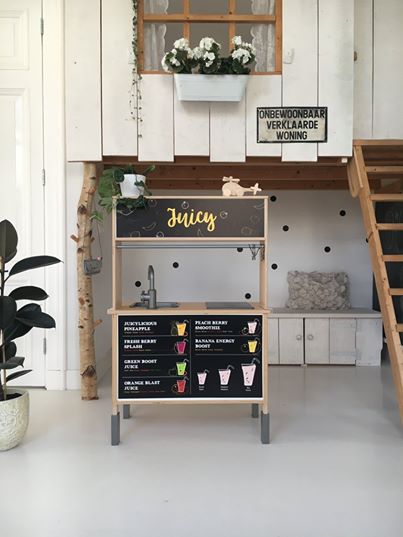 Geef je IKEA Duktig een gezonde, kleurrijke upgrade en laat kinderen genieten van hun eigen sapjeswinkel.