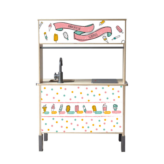 Geef je IKEA Duktig kinderkeuken een kleurrijke make-over met de Veelkleurige IJssalon stickers. Perfect voor fantasierijk rollenspel en creatieve DIY speelhoeken!